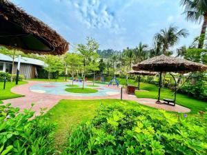 un parc avec une aire de jeux avec une aire de jeux dans l'établissement ARECA VILLA F316 Venus- Bể bơi nước ấm - Warm water swimming pool, Xông hơi - Sauna, Bi-A, Sup, Karaoke, BBQ, Wifi free, à Thanh Cao