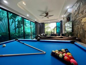 une salle de billard avec un billard dans une maison dans l'établissement ARECA VILLA F316 Venus- Bể bơi nước ấm - Warm water swimming pool, Xông hơi - Sauna, Bi-A, Sup, Karaoke, BBQ, Wifi free, à Thanh Cao