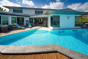 una piscina frente a una casa en Maena - Magnifique Villa de 8 personnes avec piscine et vue mer proche du lagon de Saint-Leu en Saint-Leu