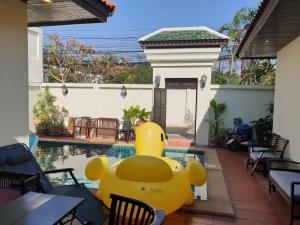 Bali Style Luxury View Talay POOL VILLA close to Beach & Walking Street的阳台或露台