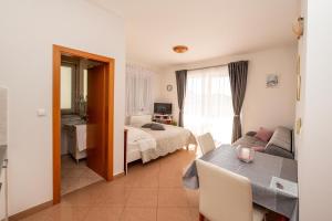 Postel nebo postele na pokoji v ubytování Apartmani Trogir