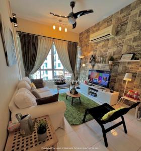 - un salon avec un canapé blanc et une télévision dans l'établissement Homestay @ Subang Jaya KTM & LRT + High Speed INET, à Subang Jaya