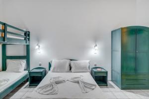 1 dormitorio con 2 camas y 2 mesitas de noche en Blue Sea, en Galissas