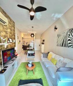 - un salon avec un canapé et une télévision dans l'établissement Homestay @ Subang Jaya KTM & LRT + High Speed INET, à Subang Jaya