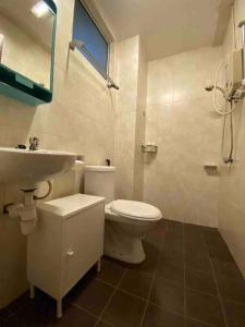 La salle de bains est pourvue de toilettes et d'un lavabo. dans l'établissement Homestay @ Subang Jaya KTM & LRT + High Speed INET, à Subang Jaya
