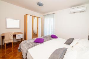Postel nebo postele na pokoji v ubytování Apartmani Trogir