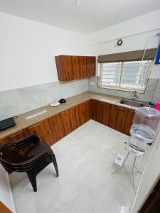 eine Küche mit einer Theke, einem Stuhl und einem Waschbecken in der Unterkunft Casa valley peruim villa in Anachal