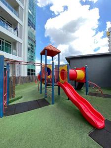 un parque infantil con tobogán en un edificio en KSL D Esplanade King size bed Johor Bahru B9, en Johor Bahru
