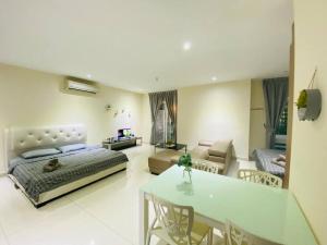 ジョホールバルにあるKSL D Esplanade King size bed Johor Bahru B9のベッドルーム1室(ベッド1台付)、リビングルームが備わります。