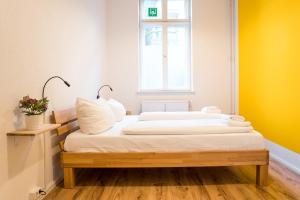 柏林的住宿－2 Bedroom Apartment in convinient location，带窗户的客房内的两张床