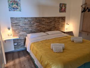 ein Schlafzimmer mit einem großen Bett mit zwei Kissen darauf in der Unterkunft Il Rosmarino Apartment in Taormina