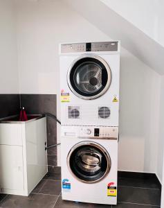 uma máquina de lavar e secar roupa num quarto em Double storey, Walk to Showground em Melbourne