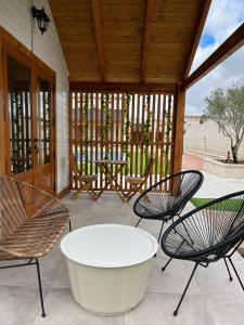 een patio met 2 stoelen en een tafel op een veranda bij Luxury Rural Cuenca in Cuenca