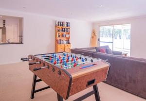 uma sala de estar com uma mesa de matraquilhos em Family Oasis At Busselton em Geographe