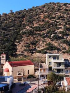 een klein stadje met een berg op de achtergrond bij PATRIC.KO in Agia Galini