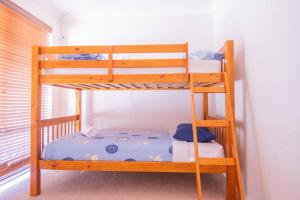 Zimmer mit Etagenbett und 2 Etagenbetten in der Unterkunft Family Oasis At Busselton in Geographe