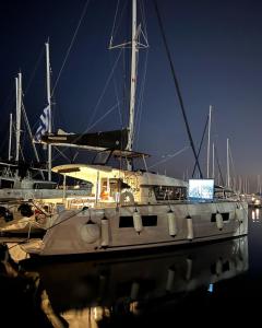 a boat is docked in a harbor at night at Catalina in Salamís
