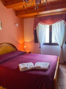 sypialnia z łóżkiem i dwoma ręcznikami na nim w obiekcie BLU HOME TRINACRIA w mieście Palazzolo Acreide