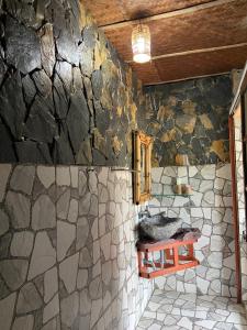 baño con pared de piedra y lavabo en Mai Chau La Vida Homestay, en Mai Chau