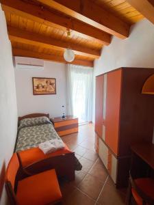sypialnia z łóżkiem i szafką w pokoju w obiekcie BLU HOME TRINACRIA w mieście Palazzolo Acreide