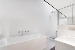 Ένα μπάνιο στο Luxury Paddington Penthouse by MoreThanStays