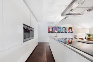 Η κουζίνα ή μικρή κουζίνα στο Luxury Paddington Penthouse by MoreThanStays