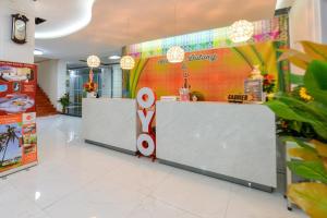 un magasin avec deux comptoirs et une paire de ciseaux dans l'établissement OYO 2487 Sampurna Jaya Hotel, à Tanjung Pinang