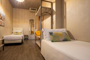 Postel nebo postele na pokoji v ubytování Hotel Embassy