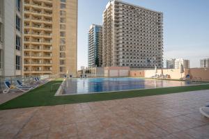 uma piscina numa cidade com edifícios altos em Budget Friendly Production City em Dubai