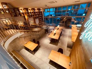 una vista aérea de un restaurante con mesas y bancos en Relief Kokura ANNEX Book & Stay, en Kitakyushu