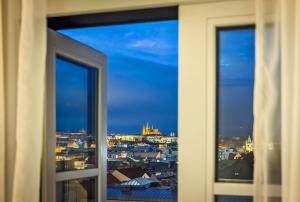 een raam met uitzicht op de stad bij Esplanade Hotel Prague in Praag