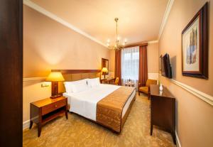 Postel nebo postele na pokoji v ubytování Esplanade Hotel Prague