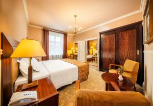 Postel nebo postele na pokoji v ubytování Esplanade Hotel Prague