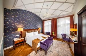 een hotelkamer met een bed en een bureau bij Esplanade Hotel Prague in Praag