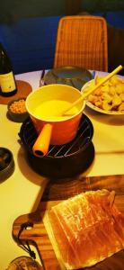 a table with a bowl and a plate of food at Le Petit Idéal in Leykaul