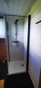 um chuveiro num quarto com uma porta de vidro em Le Petit Idéal em Leykaul