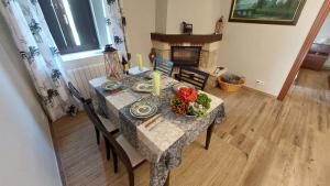 una mesa de comedor con un jarrón de flores. en Caserio Aritziberre 