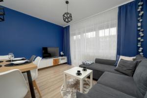 Televízia a/alebo spoločenská miestnosť v ubytovaní Klimasa White&Blue Apartment with Balcony in Wrocław by Noclegi Renters