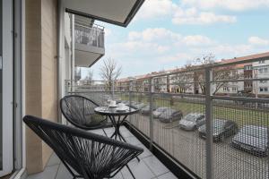Balkón alebo terasa v ubytovaní Klimasa White&Blue Apartment with Balcony in Wrocław by Noclegi Renters
