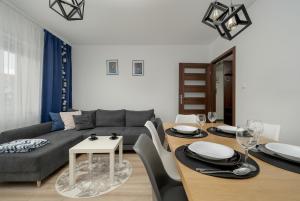 Posedenie v ubytovaní Klimasa White&Blue Apartment with Balcony in Wrocław by Noclegi Renters
