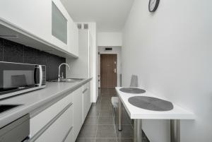 Kuchyňa alebo kuchynka v ubytovaní Klimasa White&Blue Apartment with Balcony in Wrocław by Noclegi Renters