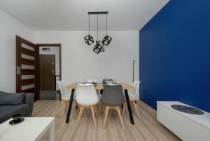 Posedenie v ubytovaní Klimasa White&Blue Apartment with Balcony in Wrocław by Noclegi Renters