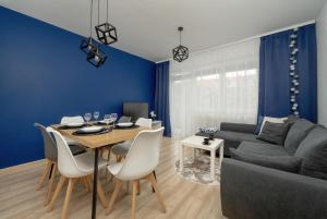 Posedenie v ubytovaní Klimasa White&Blue Apartment with Balcony in Wrocław by Noclegi Renters
