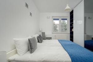 Posteľ alebo postele v izbe v ubytovaní Klimasa White&Blue Apartment with Balcony in Wrocław by Noclegi Renters