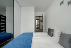 Posteľ alebo postele v izbe v ubytovaní Klimasa White&Blue Apartment with Balcony in Wrocław by Noclegi Renters