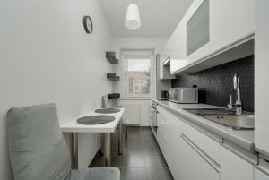 Kuchyňa alebo kuchynka v ubytovaní Klimasa White&Blue Apartment with Balcony in Wrocław by Noclegi Renters