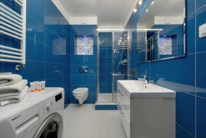 Kúpeľňa v ubytovaní Klimasa White&Blue Apartment with Balcony in Wrocław by Noclegi Renters