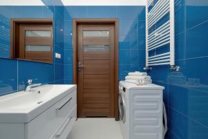 Kúpeľňa v ubytovaní Klimasa White&Blue Apartment with Balcony in Wrocław by Noclegi Renters