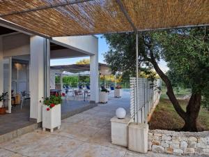 una vista exterior de una casa con un árbol en Lem Lem B&B en Ostuni