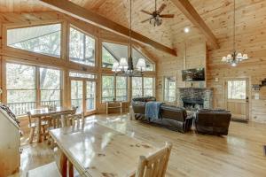 un grand salon avec une table et une cheminée dans l'établissement Deluxe Cabin For Groups Near Helen w Hot Tub, à Cornelia